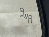 車線変更時の後方確認をアシストしてくれるブラインドスポットモニター!ドアミラーの死角を検知してくれるから車線変更もスムーズです。