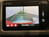リバースギアに入れるだけで後方の表示へ切り替わります。夜間や雨の日の駐車も楽になりますよ。