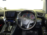 運転の際、常に目にする部分だけにシックで飽きのこないデザインが良いですね。