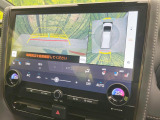 【パノラミックビューモニター】専用のカメラにより、上から見下ろしたような視点で360度クルマの周囲を確認することができます☆死角部分も確認しやすく、狭い場所での切り返しや駐車もスムーズに行えます。