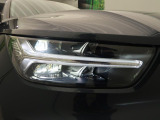 【LEDヘッドライト】明るく眩しいハイビームを先行車や対向車に照射しないオートハイビームを備えたLEDヘッドライト。北欧神話に登場するトールハンマーをモチーフにした、一目でボルボとわかるデザイン。