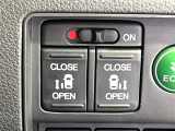 【両側パワースライドドア】スマートキーや運転席のスイッチで後席両側スライドドアの開閉が可能♪電動だから力を入れてドアを開ける必要が無く、小さなお子様でも簡単に開け閉めでき快適です♪