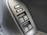 パワーウィンドウスイッチで運転席から全席の窓の開閉ができます。