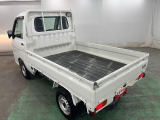 仕事にちょうどいい一台です。人気の4WD&times;5速マニュアル で、坂道や悪路でもしっかり走れます。