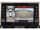 【パノラミックビューモニター】 後退時に車両の後ろ側を表示するだけでなく上から見たような映像で車庫入れなどバックする際に安心です。