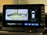 リバースギアに入れるだけで後方の表示へ切り替わります。夜間や雨の日の駐車も楽になりますよ。