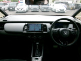 大きなフロントガラスで広々とした視界の運転席まわりです。