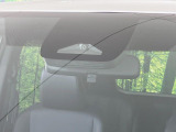 【プリクラッシュセーフティ】前方の車両等を検知し、衝突しそうな時は警報で注意を促し、ブレーキを踏む力をサポート。ブレーキを踏めなかった場合は衝突被害軽減ブレーキが作動、衝突回避をサポートします。