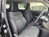 運転席まわりには十分なスペースがあり、大柄な方でもゆったり運転していただける環境です。
