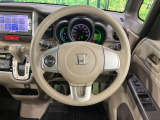 インテリアに合わせたデザインのステアリングは、運転される方のことも考え、運転しやすい形状、大きさです。是非一度、実際に触ってお確かめください。