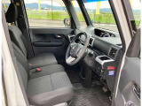 【運転席・助手席】☆ゆったり☆ひろびろ☆の車内スペース♪一人一人の空間に余裕があります♪