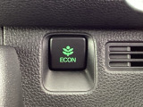 【eコンスイッチ】低燃費運転をサポートするECONモード。スイッチをONすると、エンジンやトランスミッション、A/Cなどを協調制御し、燃費の向上に貢献。エコドライブの効果を高めます。