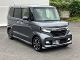 狭い駐車場でも、スライドドアならチャイルドシートへのお子さまの乗降や荷物の積載もスムーズ。