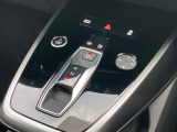軽く操作するだけで、Audiの精密なメカニズムとドライバーの意思がシンクロし、洗練された走りの始まりを予感させるエレガントなインターフェースです。
