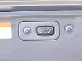 【パワーバックドア】スマートキーや運転席のボタンを押すだけでリアゲートが自動で開閉します!荷物を持っている時や、高い位置にあるバックドアを閉める際に便利な機能です♪