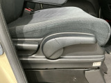 シートハイトアジャスターが付いているので運転姿勢を調整するのに便利ですね。身長に合ったシートポジションは安全運転や疲労軽減にもつながります。