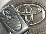 【キーフリーシステム】カバンやポケットに入れたままでもドアの施錠・解錠が可能なスマートキーを装備。エンジンのオン・オフ時もカギを取り出す必要が無いからとっても便利です♪