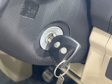 【キーレス】少し離れた場所からでもボタン一つでドアの開錠・施錠ができるのでとっても便利!ドアの鍵穴周りに傷をつけることもありません♪