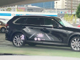 フロントガラスへの投影型であるヘッドアップディスプレイ。車速や交通標識、ナビゲーションの案内などの情報が映し出されます!
