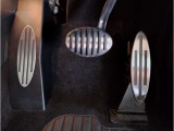 【ペダル】BMWはオルガン式アクセルペダルを採用しています。踏み込む足とペダルが同じ軌跡を描くため、かかとがずれにくく、アクセルコントロールがよりしやすくなるメリットがあります。