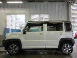 純正アルミで全体的にデザインがまとまっています。車も人も、オシャレはまずは足元からですね。