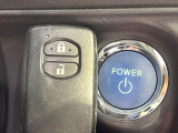 【Hondaスマートキー】カバンやポケットに入れたままでもドアの施錠・解錠が可能なスマートキーを装備。エンジンのオン・オフ時もカギを取り出す必要が無いからとっても便利です♪