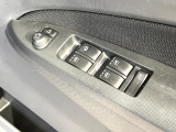 【電動格納ミラー】サイドミラーは電動格納式となっており、狭い駐車場でもキズがつくリスクを抑えられます。