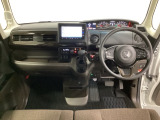 車内は光触媒抗菌消臭施工済です。インパネ周りはスタイリッシュなデザインです。グローブボックスやカップホルダーのほかにトレーなどたくさんの収納スペースが付いています。