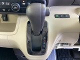 シンプルでとても使いやすいフロアシフトに、パーキングブレーキは、フットブレーキタイプです。