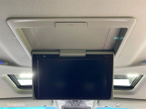 【12.8型フリップダウン】大画面モニターで後席でもエンタメをお楽しみいただけます。家族や友人とお出かけする機会が多い方に大人気です♪