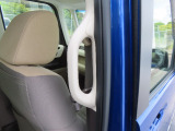 【センターピラーグリップ】お子様や年配の方がラクに乗り降りできるように、後部座席の乗車口には手すりがついています。