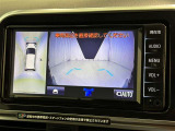 パノラミックビューモニターを装備。駐車場や交差点でクルマを真上から見るように周囲を確認できます。機能の詳細は販売店スタッフまでおたずねください。