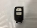 スマートキーを装備しています。鍵を差し込むことなくドアロックの開け閉めと、スタートボタン操作でのエンジンスタートができます。