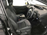 高いホールド性で運転姿勢が安定します。長距離ドライブでも疲れにくいのが魅力です。快適なドライビングライフをお送りください♪