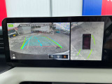 上空から見下ろしているかのような映像をディスプレイに映し出し、スムースな駐車をサポートします。画面は「トップビュー」のほか「サイドブラインドビュー」への切り換えが可能。ますます安心です