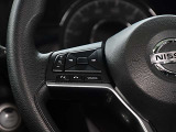 ハンドル左側には、ソース切替、ボリューム調整、ハンズフリーフォン設定スイッチ