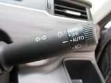 オートヘッドライト標準装備です。車外の明るさに応じて自動的にヘッドライトの点灯・消灯をしてくれます。トンネルの出入り口などで活躍してくれます。
