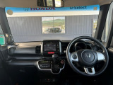 運転席から見たステアリング周辺の様子になります。シフトもインパネ内にスッキリ収納されており、操作が分かりやすく、運転しやすい配置になっております!