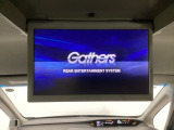 【後席用プルダウンモニター】後ろに乗車している人を飽きさせません♪ テレビやDVDビデオを見ながら楽しいドライブを♪使わない時は格納できますので、ジャマになる事もありません♪