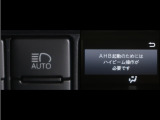 オートマチックハイビームとは、先行車や対向車のライトを認識し、ハイビームとロービームを自動で切り替える機能です。夜道の視界を確保します。詳細は販売店スタッフまでお尋ね下さい。