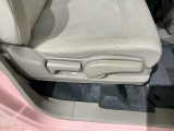 シートハイトアジャスターが付いているので運転姿勢を調整するのに便利ですね。身長に合ったシートポジションは安全運転や疲労軽減にもつながります。