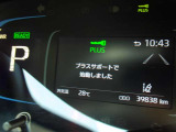 障害物の有無にかかわらず、アクセルの踏みすぎや踏み間違いを検知するとクルマの加速を抑制し、警報ブザーとディスプレイ表示でドライバーに注意を喚起する機能です。