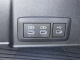 充電用USB端子付き。スマートフォンなどの充電に便利です。