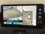 全周囲カメラは、上空から見下ろしたように路面を映し出します。