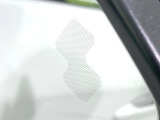 【ブラインドスポットモニタリング】走行中、ドアミラーの死角になりやすい箇所に後続車が接近するとサイドミラー付近に警告を表示、ドライバーに注意喚起をしてくれます。