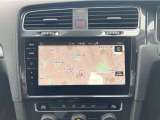 スマートフォン用アプリ[Apple CarPlay][Android Auto]対応の純正ナビ Discover Pro を装備、ラジオ、地デジTV、Bluetoothハンズフリー通話にも対応。
