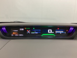 中央にデジタル表示のスピードメーターを配したハイブリット専用メーターになっています。左側のインフォメーション画面で燃費などの情報を確認できます。