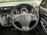 インテリアに合わせたデザインのステアリングは、運転される方のことも考え、運転しやすい形状、大きさです。是非一度、実際に触ってお確かめください。