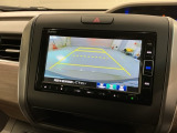 リバースギアに入れるだけで後方の表示へ切り替わります。夜間や雨の日の駐車も楽になりますよ。