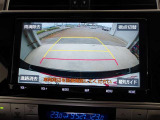 バックモニター付きで慣れない駐車場や車庫入れをサポートします。